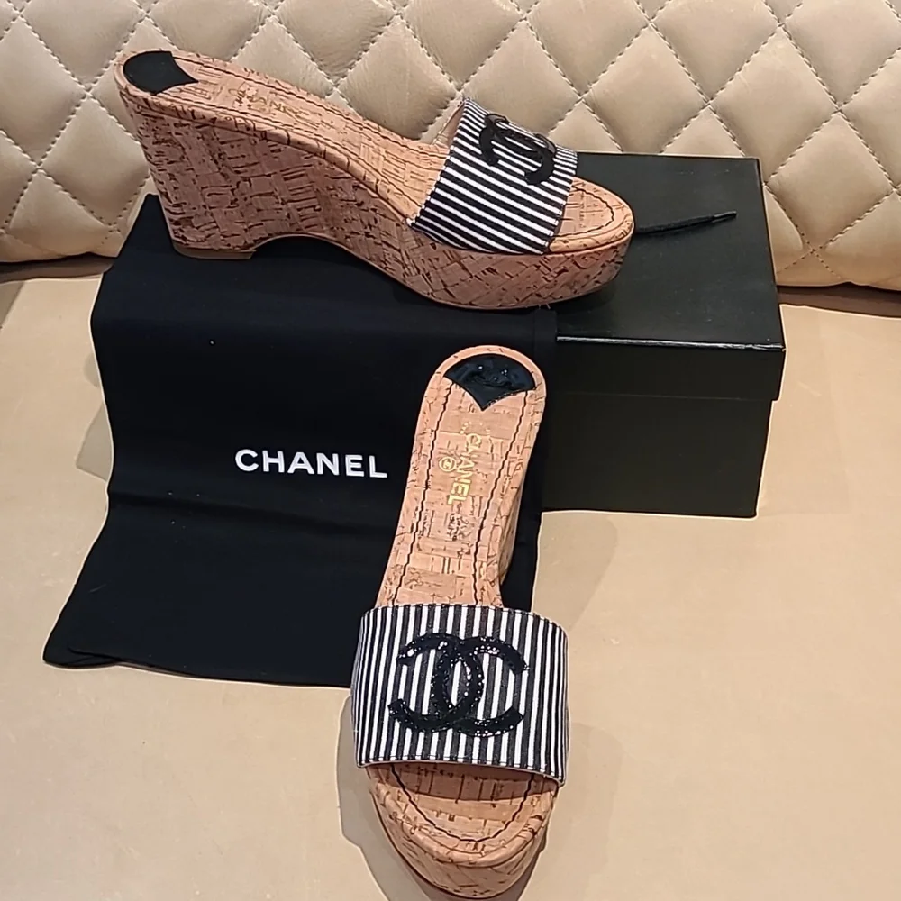👡👡👡CHANEL New Cork Slides with Patent Logo. Stunning. - Picture 1 of 8